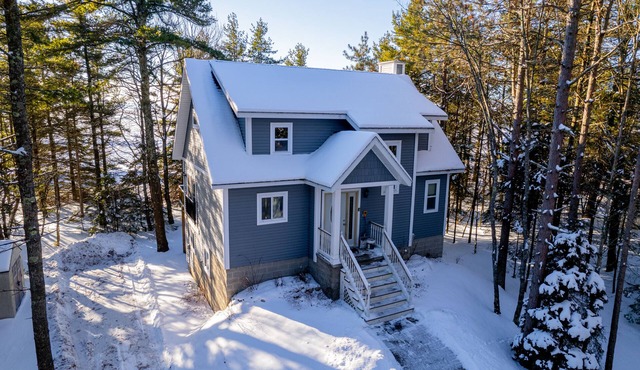 Lake House Oasis: Sandy Toes & Sunny Skies – Your Summer Getaway Awaits!