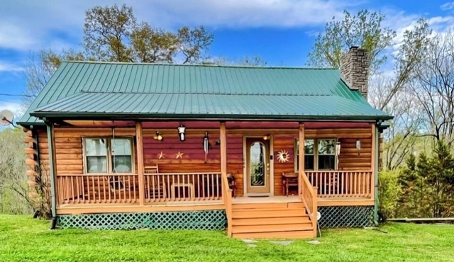 Lake house on 5 acres. Pet Friendly! Close to State Parks, Caverns, and Marinas.