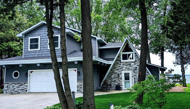 Lake house on beautiful Shawano Lake for NFL draft