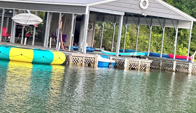 Lake House on Cedar Creek Lake - Hoot Hoot Holler Hideaway