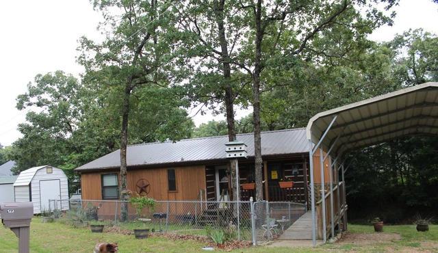 Lake House on Cedar Creek Lake with Bumper pool / Poker table.