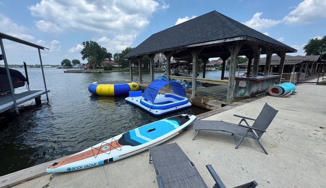 Lake House on lake Conroe 8 minutes off I45. Ready for family or business! Toys!