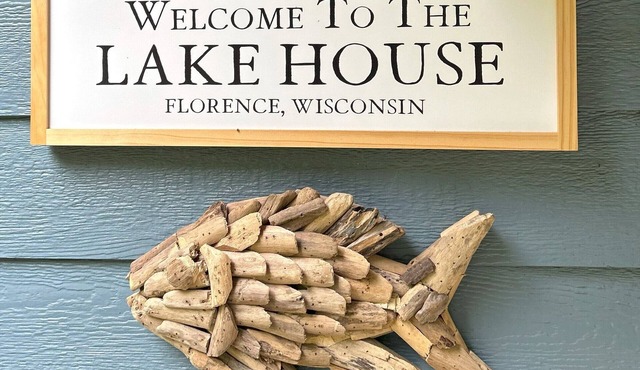 Lake House on Lake Ellwood - 10 minutes from town and 10 steps to the water!
