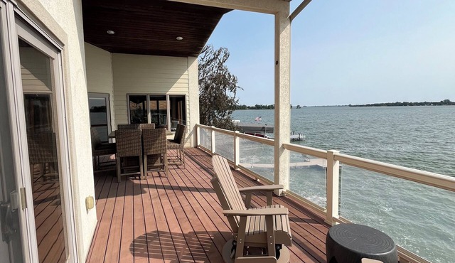 Lake house on Lake Madison! 4-bedroom, 3-bathroom house on the water!