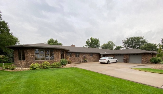 Lake House on Lake Mitchell with a gymnasium and indoor hotub
