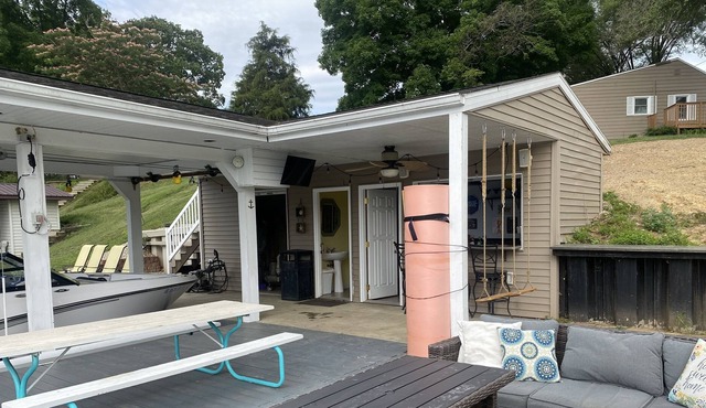 Lake house on Lake Sara with boat dock!