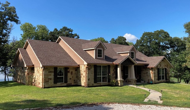 LAKE HOUSE on Richland Chambers. 3br 3 bath with boat dock. Secluded property