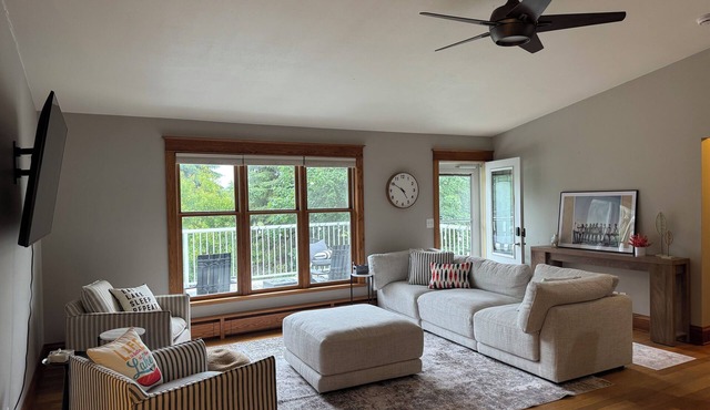 Lake house ON THE GOLF COURSE perfect for a quick fall getaway!