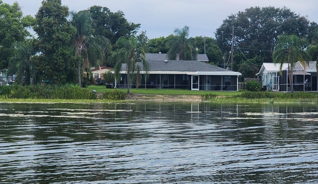 Lake House on the LEGOLAND Chain-of-Lakes with Private Pool, Beach and Boat Dock