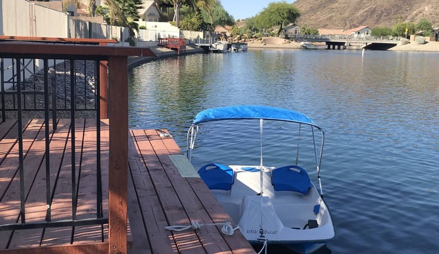 Lake House! Paddleboat, kayaks, fire pit, bikes, fish! fountain&mountain views!