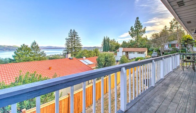 Lake house perched on a hill w/views & w/SUP's kayaks & E-Bikes & pool