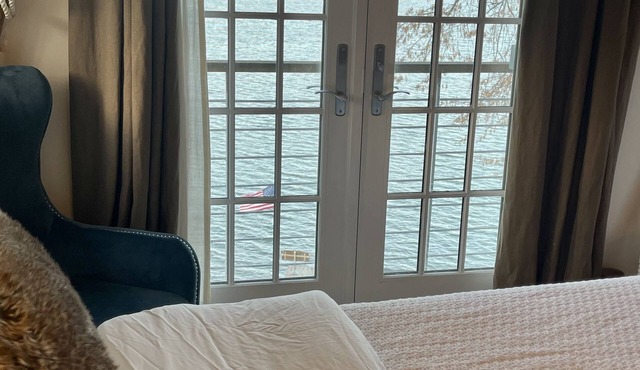 Lake House Retreat with Hot Tub,Kyak,SUP near Great Lakes Naval & Wilmot Ski Mnt