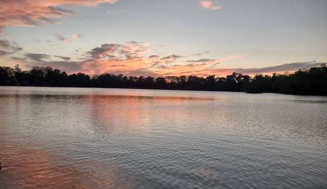 Lake house Retreat on Private Lake in Livingston