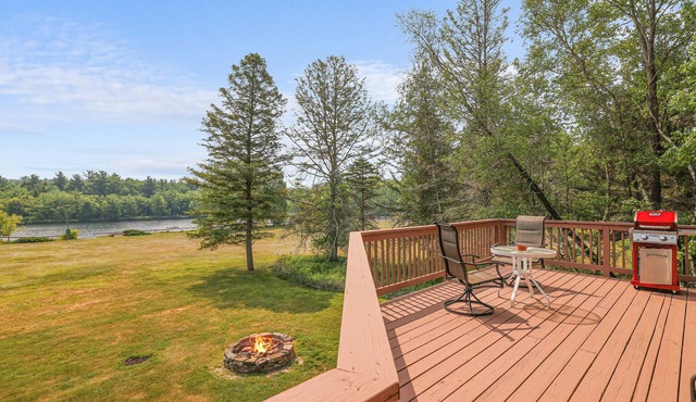 Lake House Retreat in the Heart of the Poconos. Hot Tub, Pool Table, Fire Pit