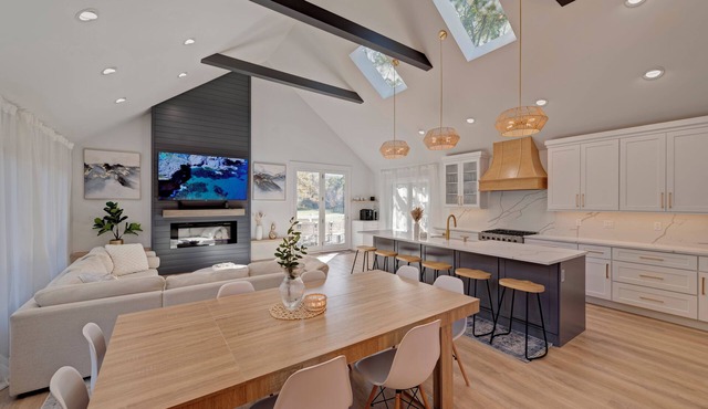 LAKE HOUSE RETREAT WITH HEATED POOL IN NEW BUFFALO, MI- GRAND OPENING FOR 2025