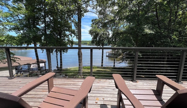 Lake House Retreat with beautiful views & WiFi