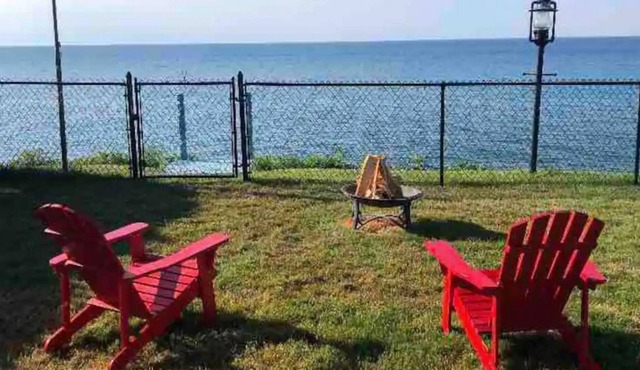 Lake House right on the Bluff of Lake Ontario