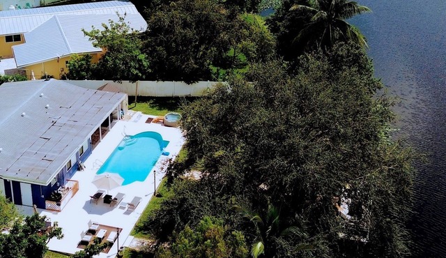 Lake house/Salt water Pool/Hot Tub & Near Beach