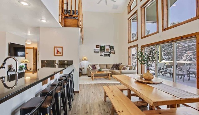 Lake House Sleeps 18, Hot Tub - Year-Round Adventu