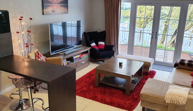 Lake house - sleeps 7