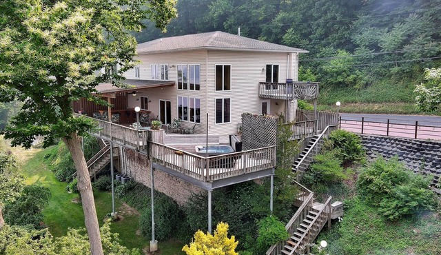 LAKE HOUSE SOUTHnWaterfront Retreat with DOCKAGE on Susquehanna River & HOT TUB