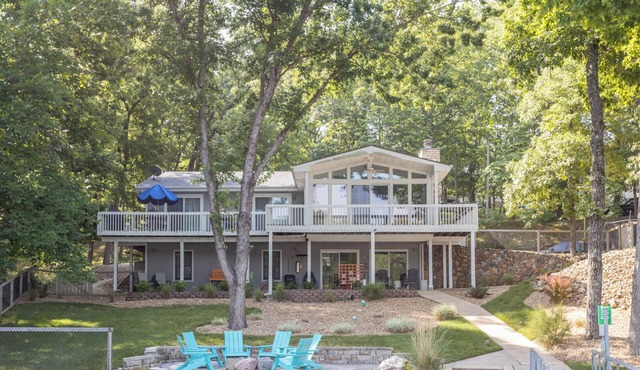 Lake House: Spacious 6-Bedroom Retreat Perfect for Families and Waterside Fun!