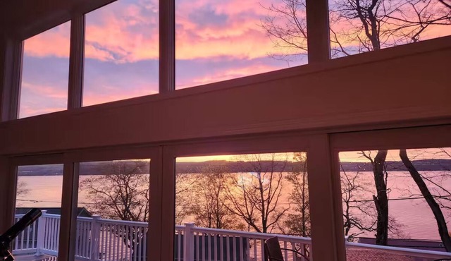 Lake House-Sunset Views-HOT TUB-Couples Retreat