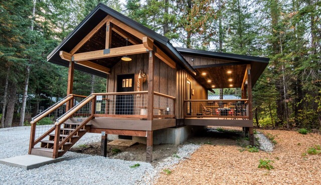 `Lake House` tiny cabin near Lake Wenatchee with HOT TUB