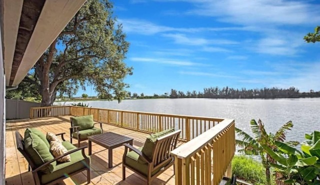 Lake house unit 1 By Dream Vacation