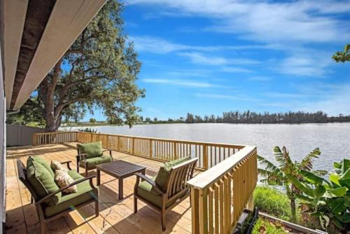 Lake house unit 1 by Dream Vacation