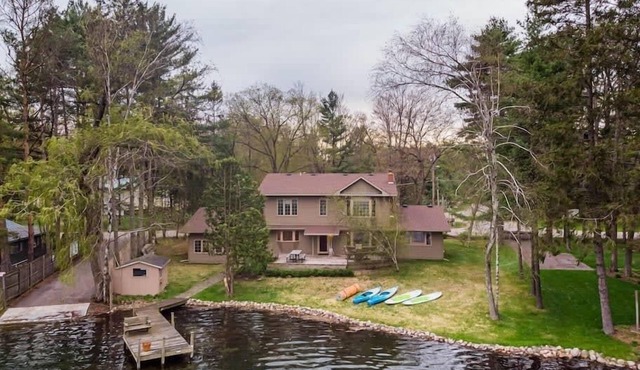 -Lake House Vacation Sleeps 12, Private Dock