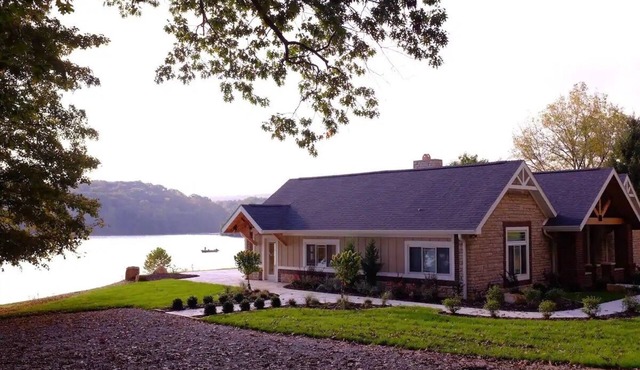 Lake House Villa by HHSW