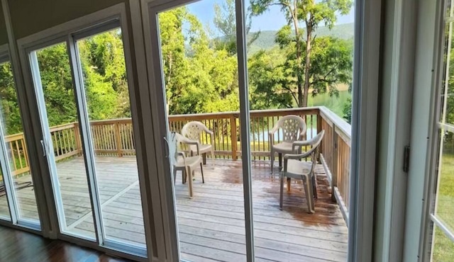Lake House w/2 huge decks/2 sunrooms/shower panel w/6 modes/beach nearby
