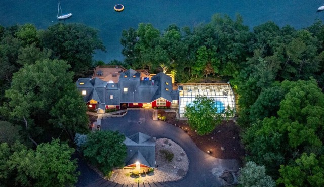 Lake house w/indr pool and jacuzzi