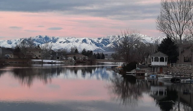 Lake House w/Pool, 4-bedrooms in Stansbury Park within 25 minutes of airport