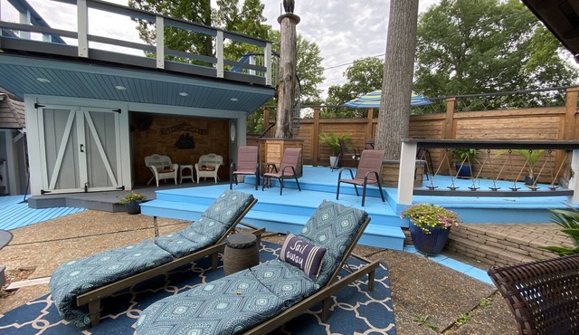 Lake house w/seasonal pool and boat storage.