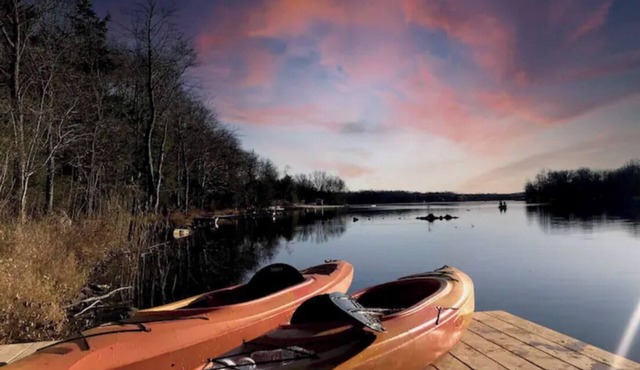 LAKE HOUSE WATER FRONT WATER DECK HOT TUB + FIRE PIT !nFAMILY AND PET-FRIENDLY