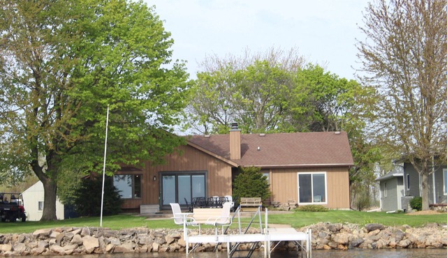 Lake house with easy access to Fox Valley cities