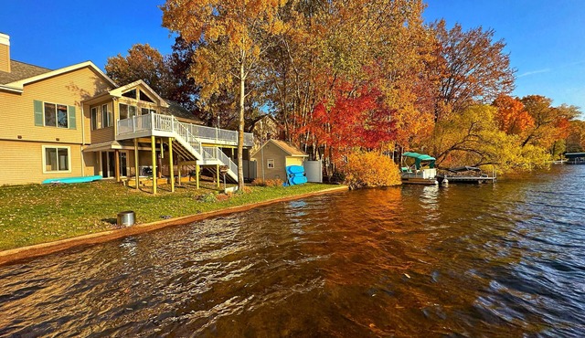 Lake House with great fishes and swimming near Grand Rapids