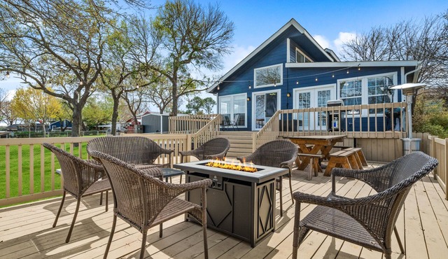 Lake House with Hot Tub + Games