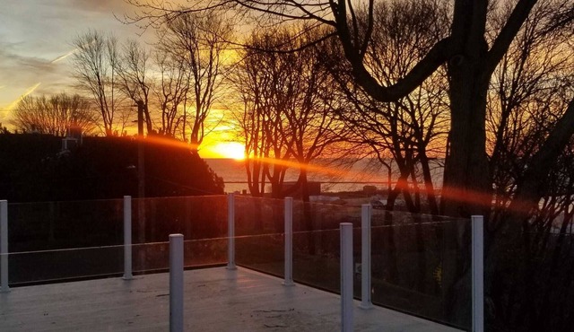 Lake house with incredible Lake Erie view! Walk to Sandy Beach!