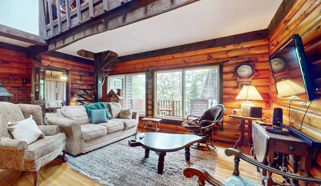 Lake house with large deck & firepit- steps to Lake Luzerne