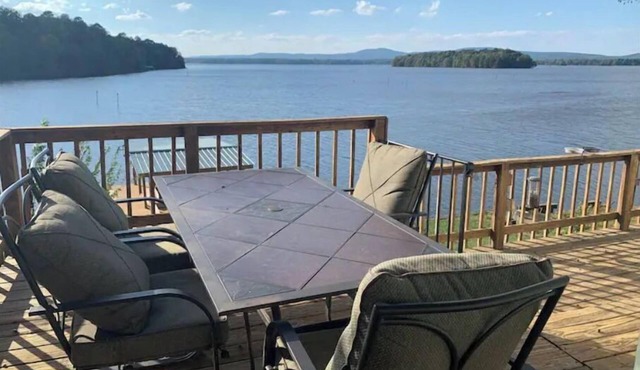 Lake house with million dollar view & hot tub