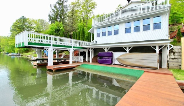 LAKE HOUSE WITH PRIVATE DOCK TO CANNON BALL OFF!