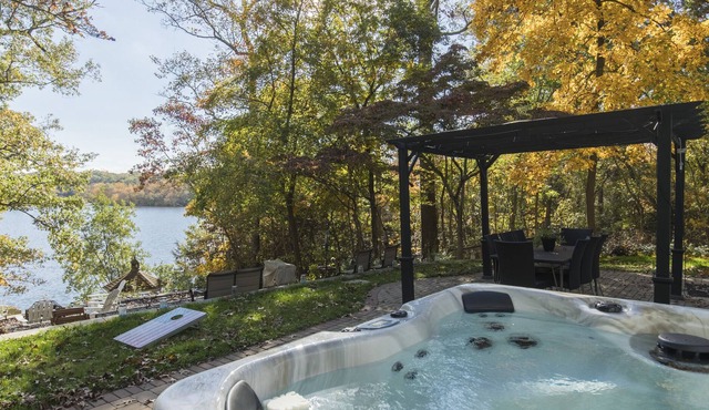 Lake House with seasonal Hot Tub and Pool