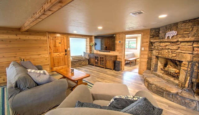 Lake house with spacious deck offering fabulous view of beautiful lake Tenkiller