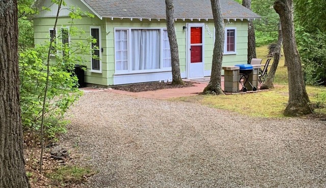 Lake Huron access wooded 2-bedroom cottage with WiFi in charming Oscoda