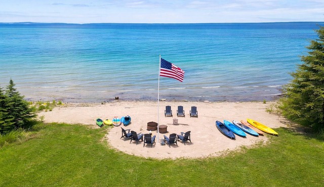Lake Huron Beachfront, Hot Tub, Kayaks, Firepit and Amazing Views.