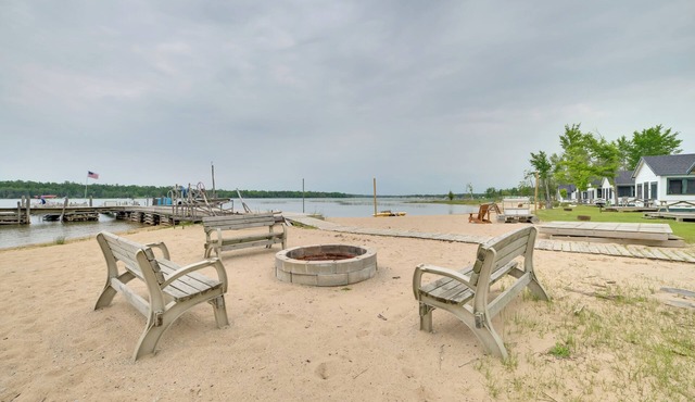 Lake Huron Shoreline Gem: Free Boats, Sandy Beach!