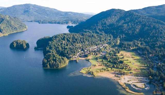 Lake in front - Golf in the back - Great rental